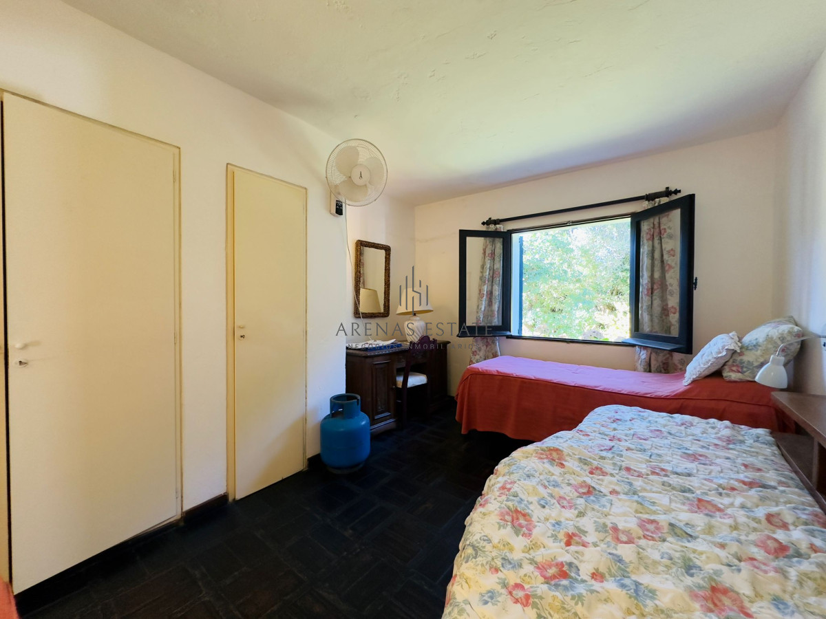 Casa ID.3090 - Casa en VENTA, 50 metros de la playa brava, 4 dormitorios.