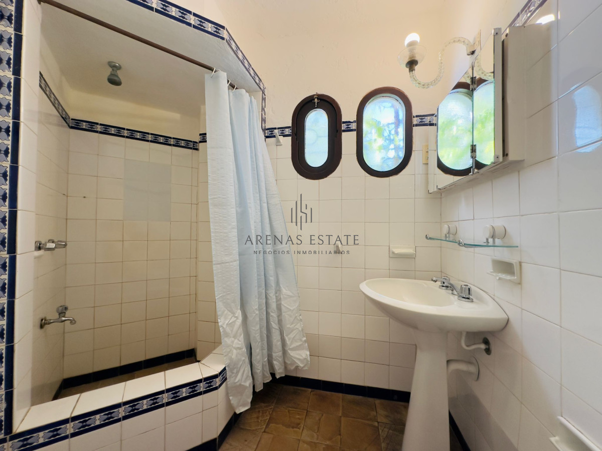 Casa ID.3090 - Casa en VENTA, 50 metros de la playa brava, 4 dormitorios.