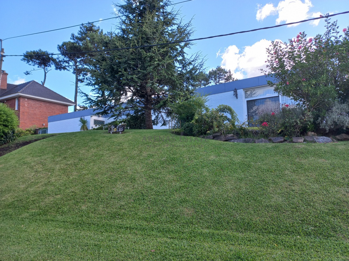 Casa ID.4838 - Casa en venta de 3 dormitorios y dependencia en Punta del Este