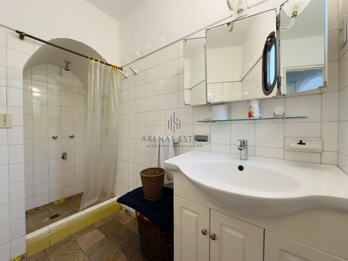 Casa ID.3090 - Casa en VENTA, 50 metros de la playa brava, 4 dormitorios.
