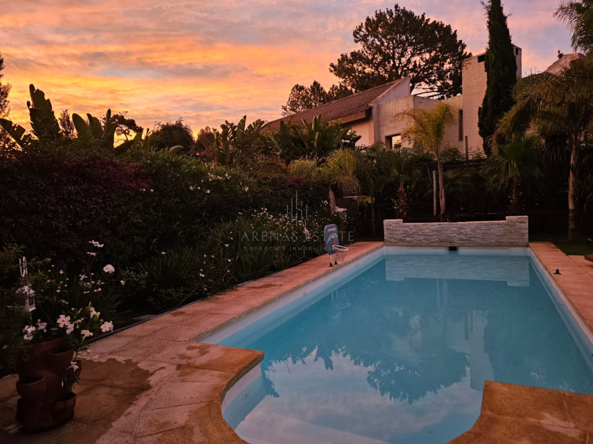 Casa ID.4428 - Casa en venta en La Arbolada. 5 dormitorios, piscina, parrillero