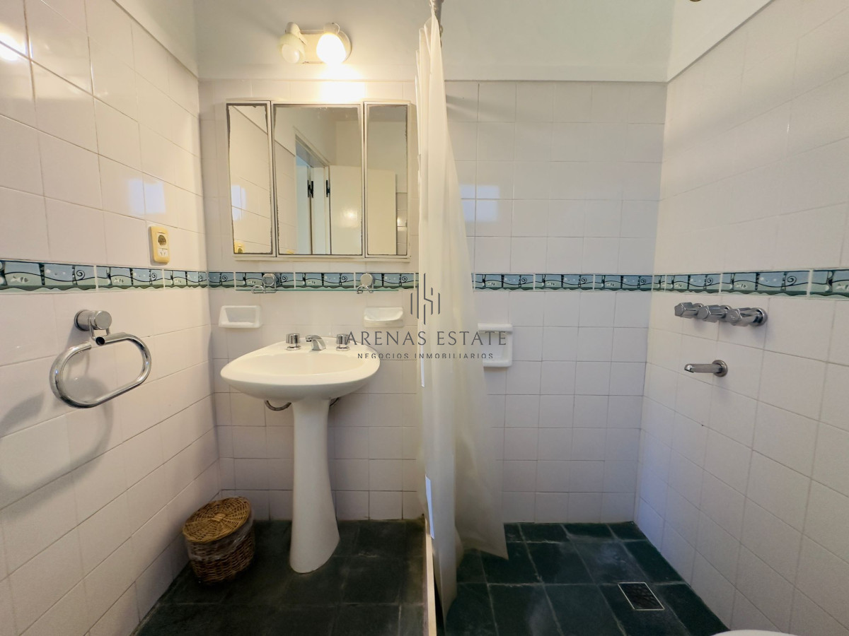 Casa ID.3090 - Casa en VENTA, 50 metros de la playa brava, 4 dormitorios.