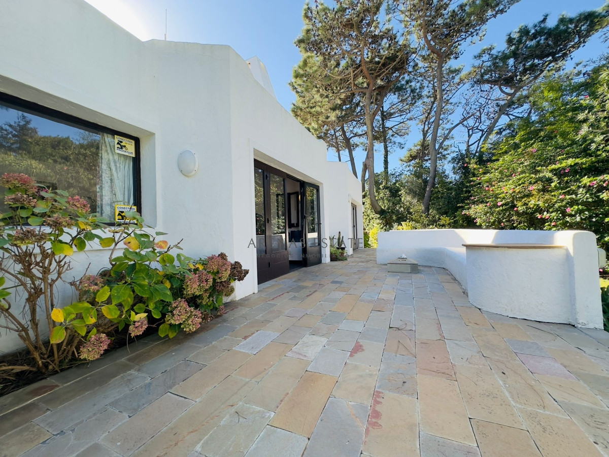 Casa ID.3090 - Casa en VENTA, 50 metros de la playa brava, 4 dormitorios.