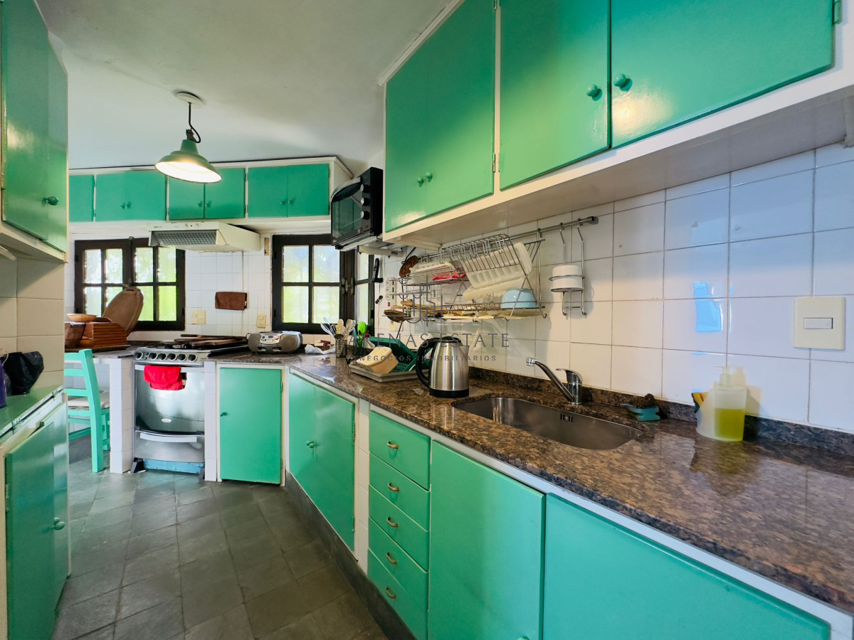 Casa ID.3090 - Casa en VENTA, 50 metros de la playa brava, 4 dormitorios.