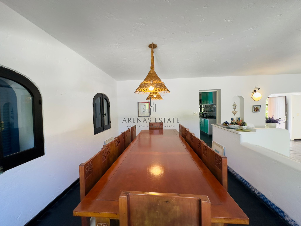 Casa ID.3090 - Casa en VENTA, 50 metros de la playa brava, 4 dormitorios.