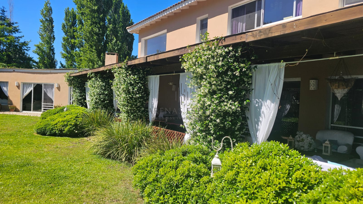 Casa ID.4428 - Casa en venta en La Arbolada. 5 dormitorios, piscina, parrillero