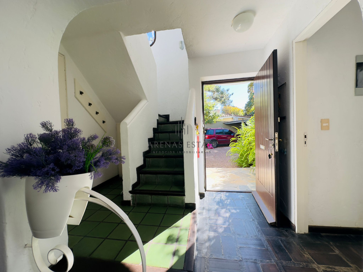 Casa ID.3090 - Casa en VENTA, 50 metros de la playa brava, 4 dormitorios.