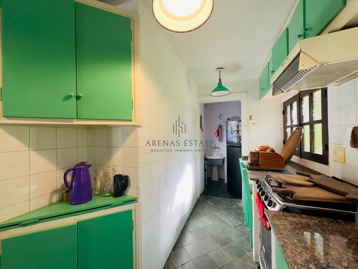 Casa ID.3090 - Casa en VENTA, 50 metros de la playa brava, 4 dormitorios.