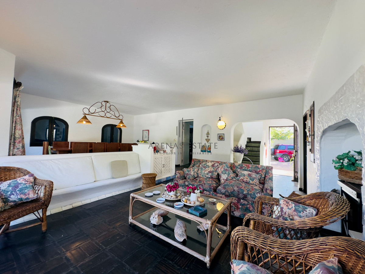 Casa ID.3090 - Casa en VENTA, 50 metros de la playa brava, 4 dormitorios.