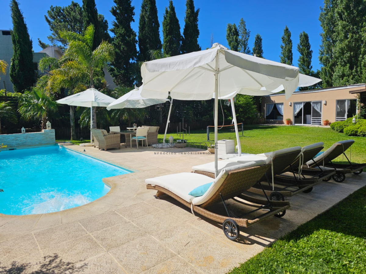 Casa ID.4428 - Casa en venta en La Arbolada. 5 dormitorios, piscina, parrillero