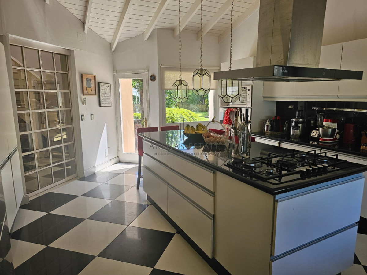 Casa ID.4428 - Casa en venta en La Arbolada. 5 dormitorios, piscina, parrillero