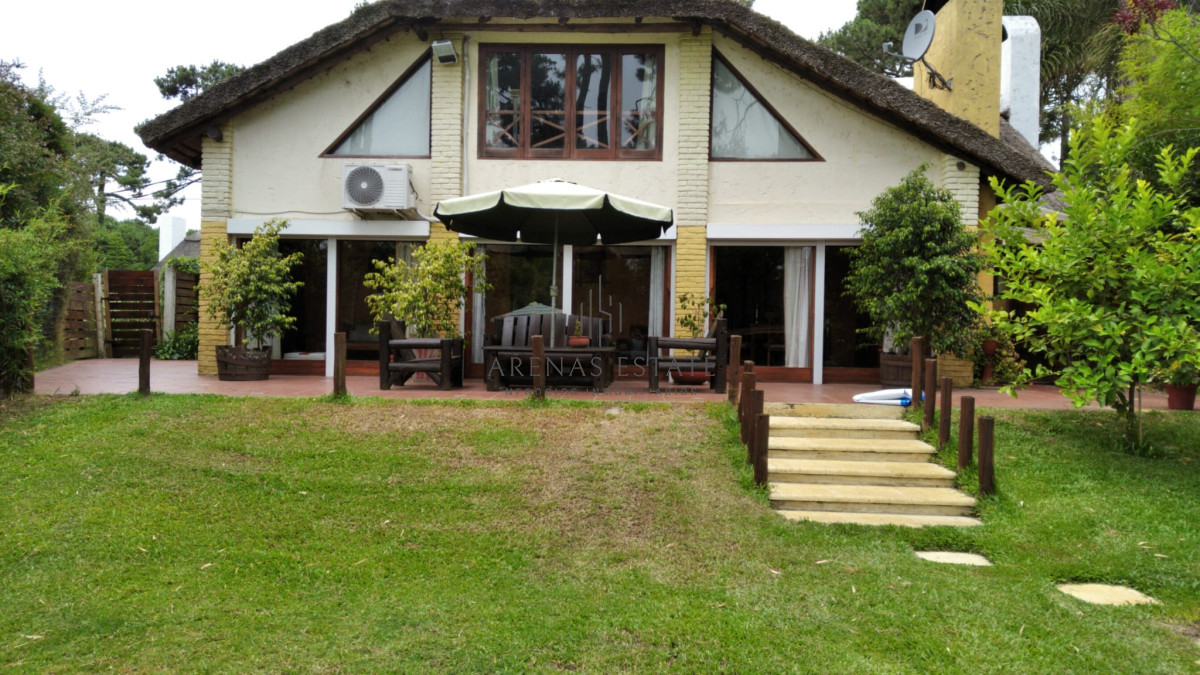 Casa ID.3020 - Casa en venta y alquiler temporal en Punta del Este, Pinares