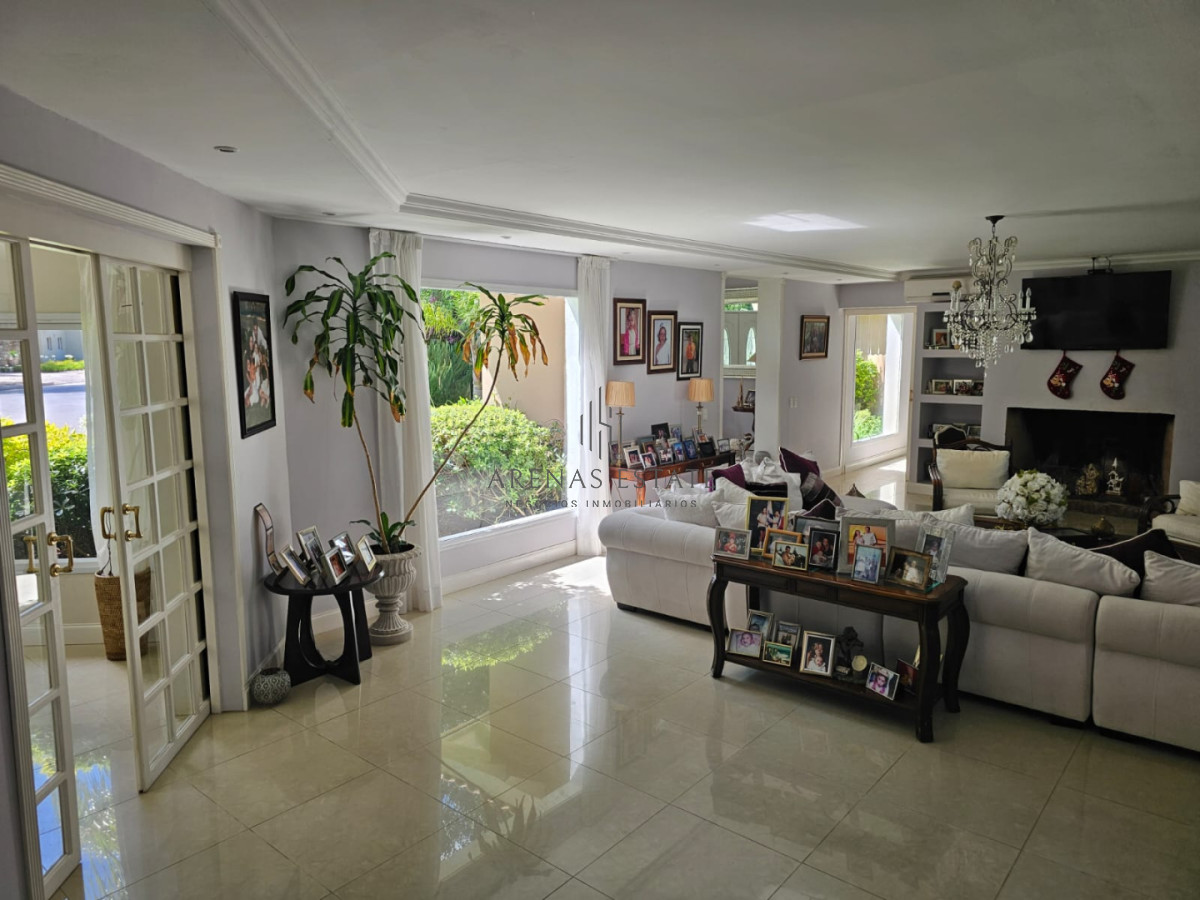 Casa ID.4428 - Casa en venta en La Arbolada. 5 dormitorios, piscina, parrillero