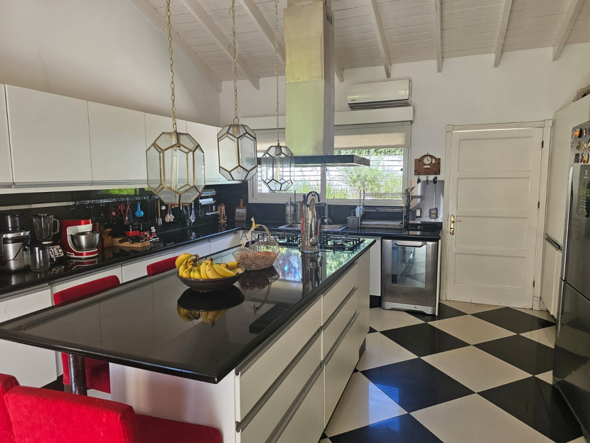 Casa ID.4428 - Casa en venta en La Arbolada. 5 dormitorios, piscina, parrillero