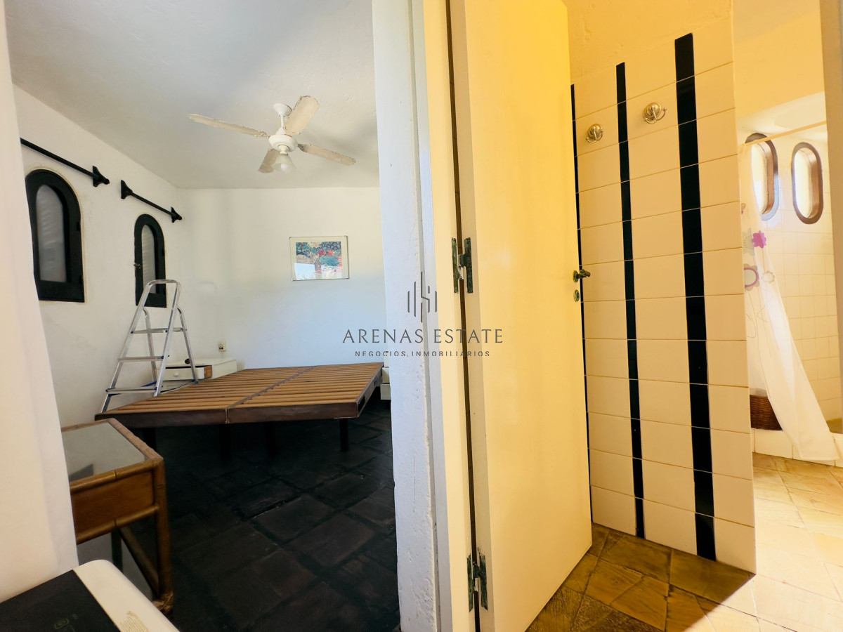 Casa ID.3090 - Casa en VENTA, 50 metros de la playa brava, 4 dormitorios.