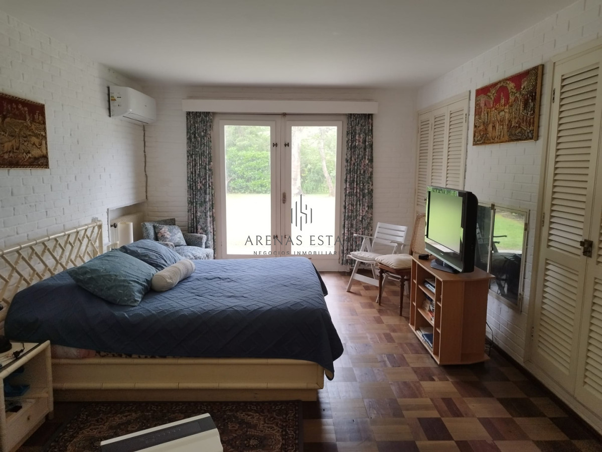Casa ID.4838 - Casa en venta de 3 dormitorios y dependencia en Punta del Este