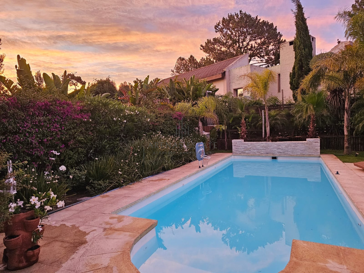 Casa ID.4428 - Casa en venta en La Arbolada. 5 dormitorios, piscina, parrillero