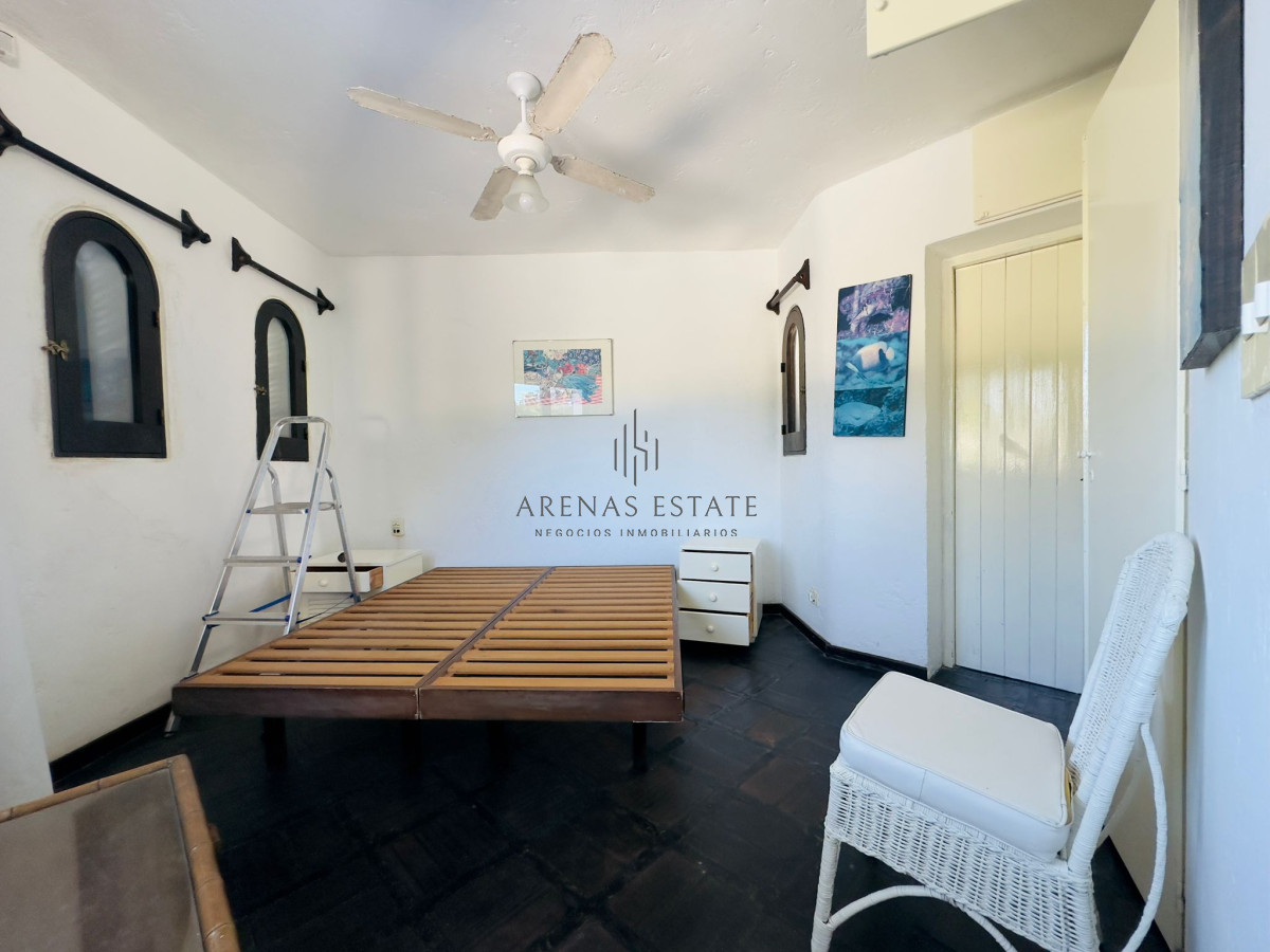 Casa ID.3090 - Casa en VENTA, 50 metros de la playa brava, 4 dormitorios.