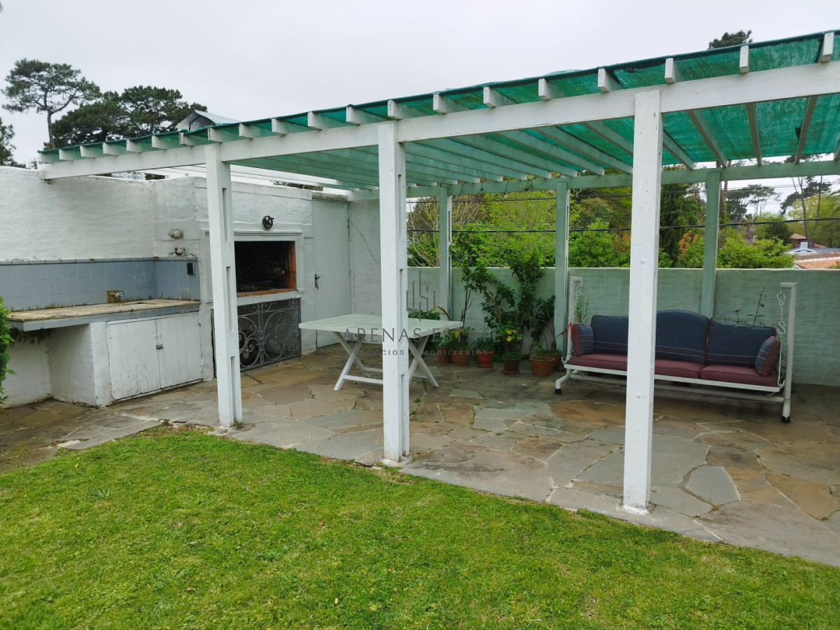 Casa ID.4838 - Casa en venta de 3 dormitorios y dependencia en Punta del Este