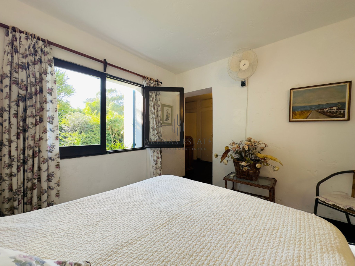 Casa ID.3090 - Casa en VENTA, 50 metros de la playa brava, 4 dormitorios.