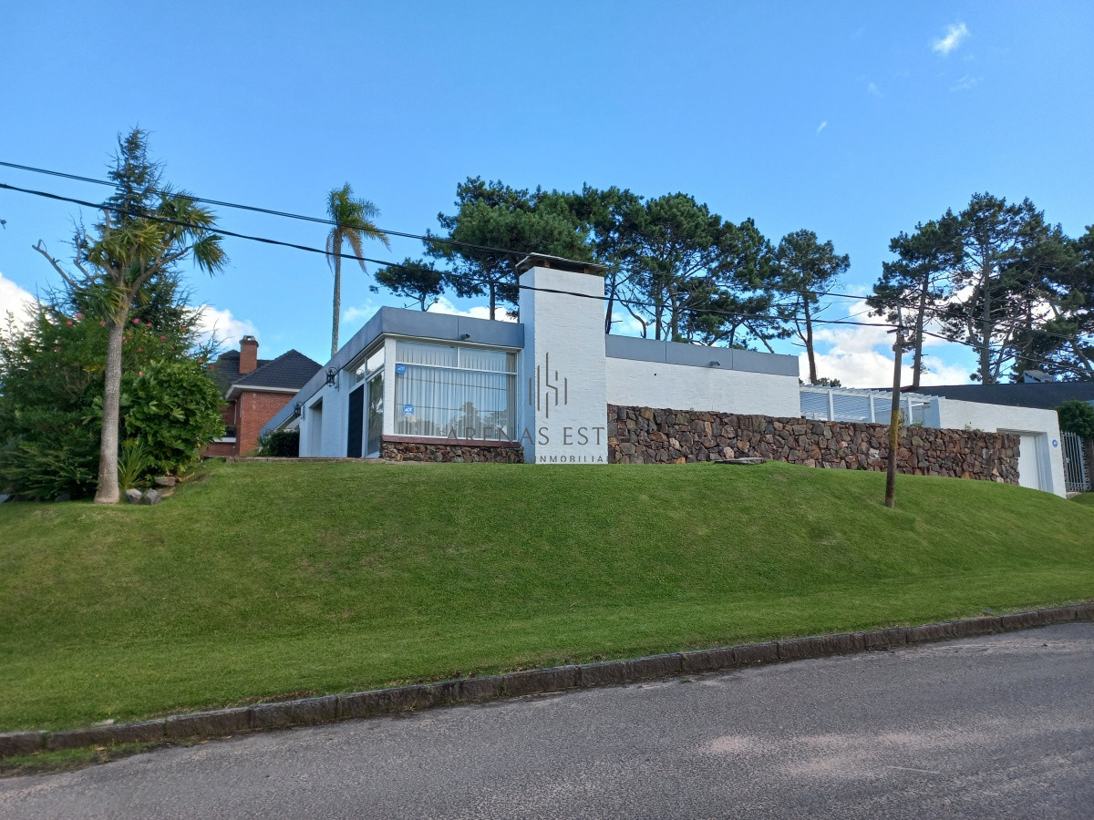 Casa ID.4838 - Casa en venta de 3 dormitorios y dependencia en Punta del Este
