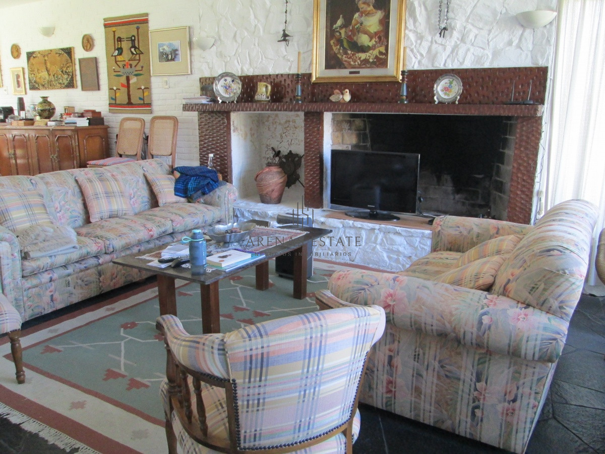Casa ID.4838 - Casa en venta de 3 dormitorios y dependencia en Punta del Este