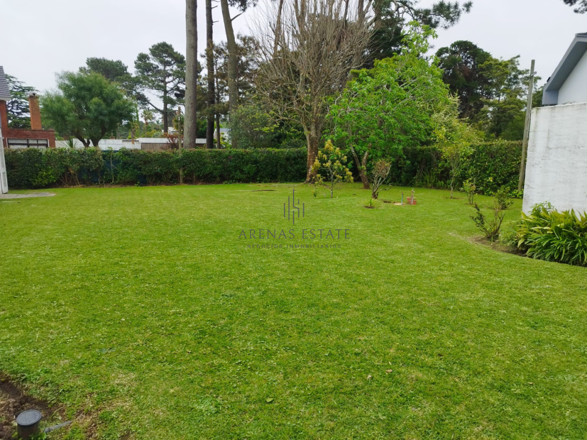 Casa ID.4838 - Casa en venta de 3 dormitorios y dependencia en Punta del Este