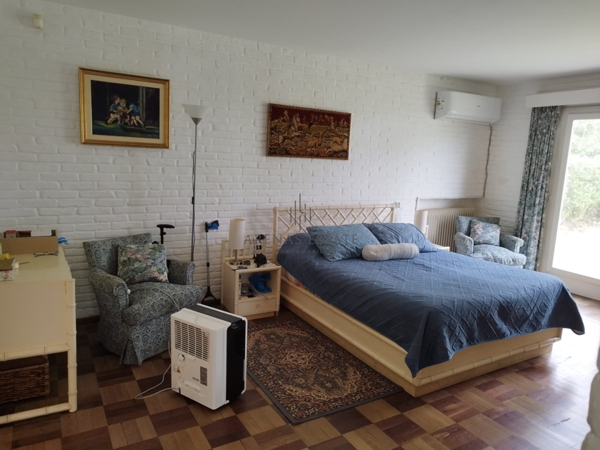 Casa ID.4838 - Casa en venta de 3 dormitorios y dependencia en Punta del Este