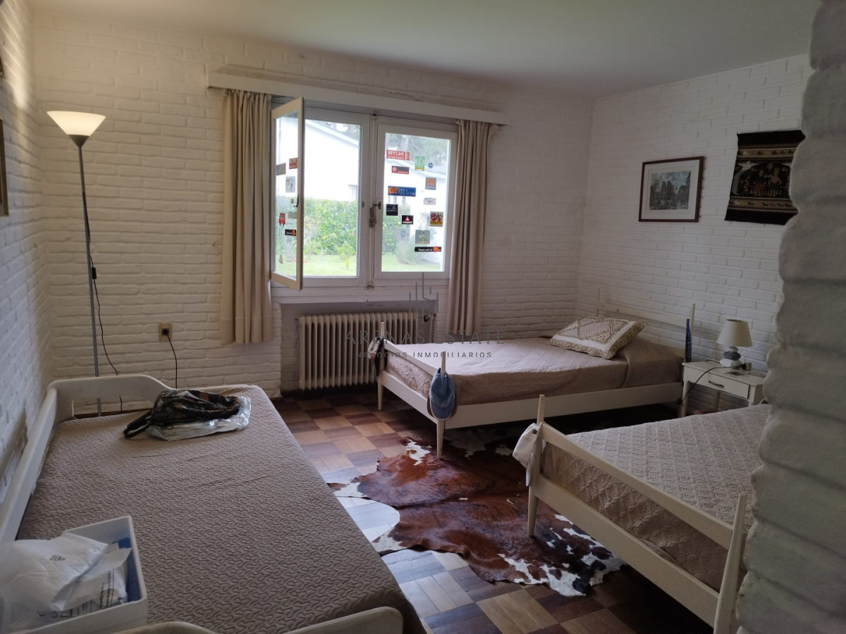 Casa ID.4838 - Casa en venta de 3 dormitorios y dependencia en Punta del Este