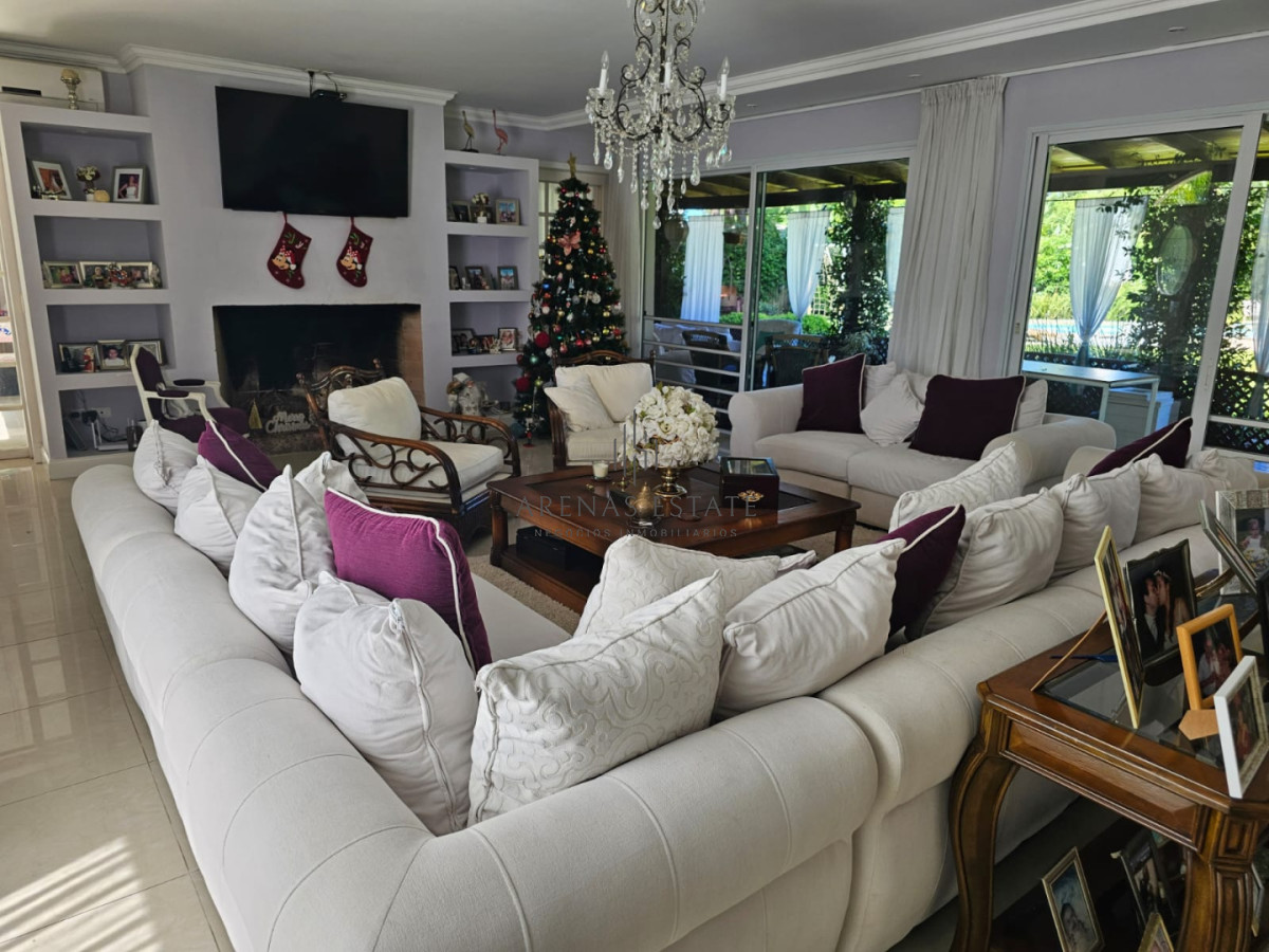 Casa ID.4428 - Casa en venta en La Arbolada. 5 dormitorios, piscina, parrillero