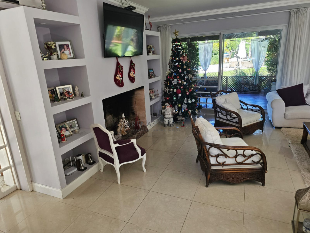 Casa ID.4428 - Casa en venta en La Arbolada. 5 dormitorios, piscina, parrillero