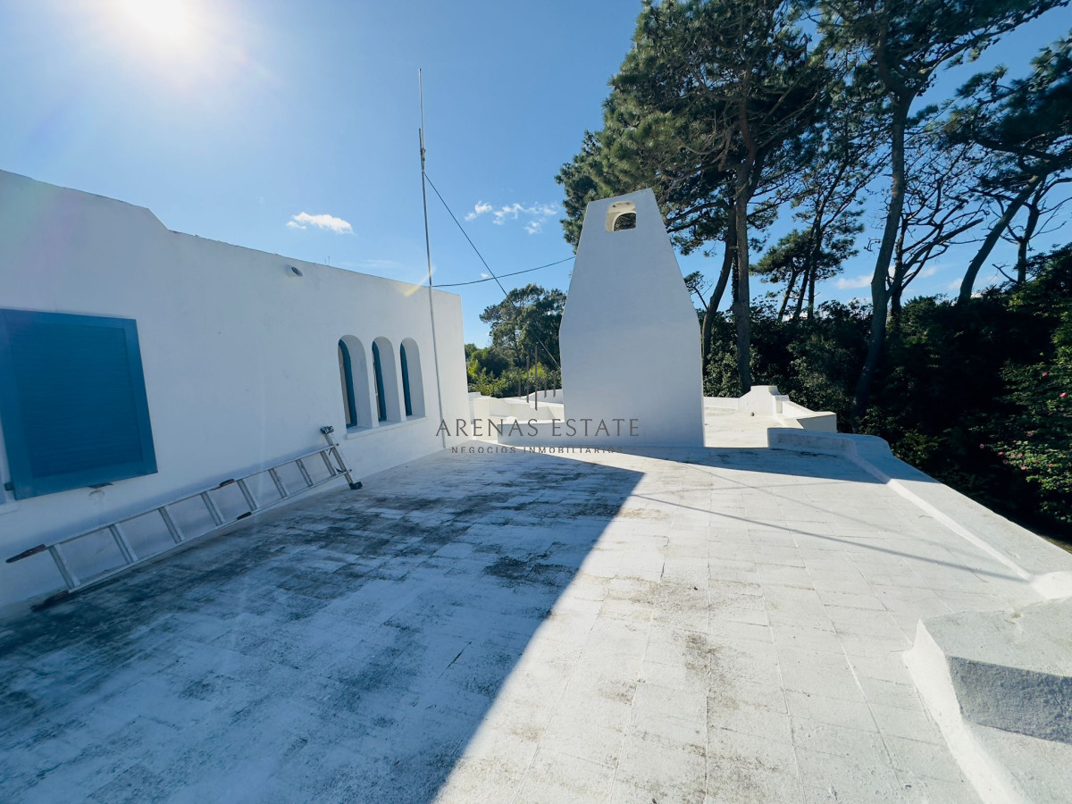 Casa ID.3090 - Casa en VENTA, 50 metros de la playa brava, 4 dormitorios.
