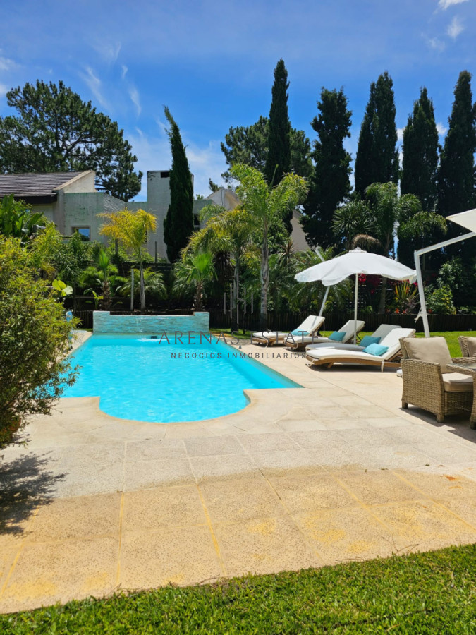 Casa ID.4428 - Casa en venta en La Arbolada. 5 dormitorios, piscina, parrillero