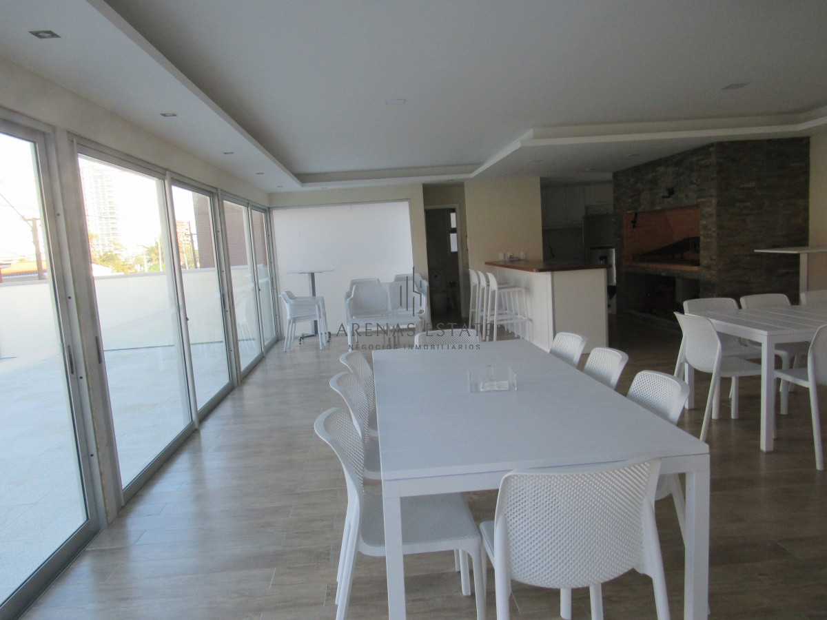 Apartamento ID.2457 - Hermoso apartamento, reciclado, primera linea playa mansa, 3 dormitorios, 1 suite.