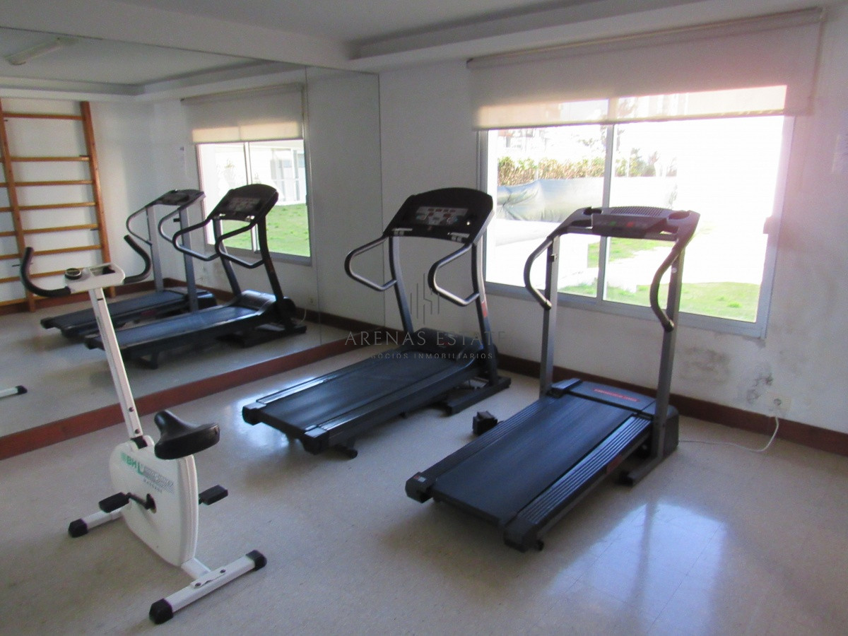 Apartamento ID.2457 - Hermoso apartamento, reciclado, primera linea playa mansa, 3 dormitorios, 1 suite.