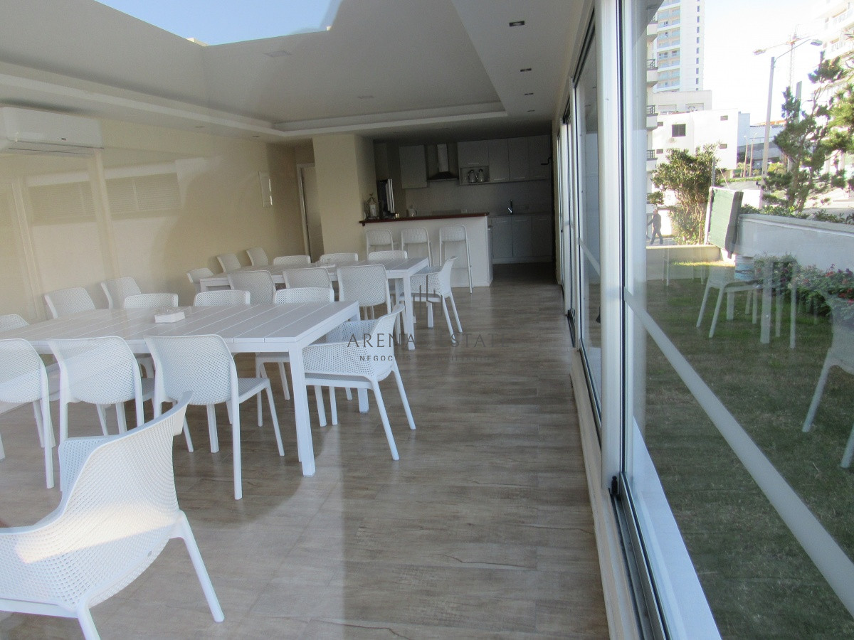 Apartamento ID.2457 - Hermoso apartamento, reciclado, primera linea playa mansa, 3 dormitorios, 1 suite.