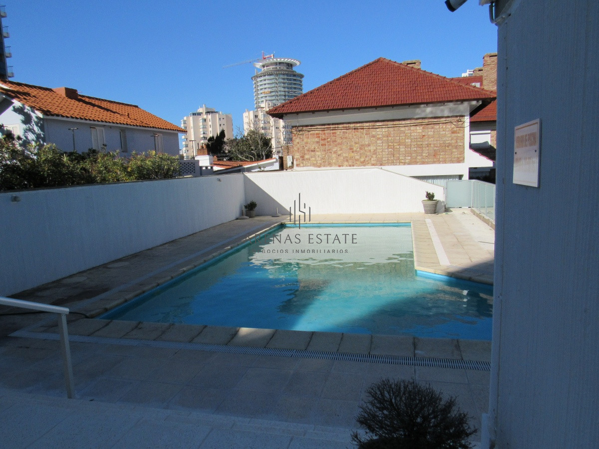 Apartamento ID.2457 - Hermoso apartamento, reciclado, primera linea playa mansa, 3 dormitorios, 1 suite.