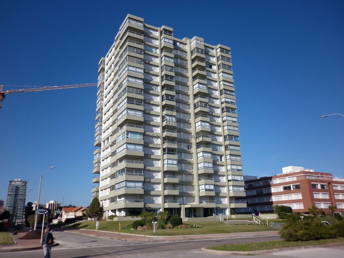 Apartamento ID.2457 - Hermoso apartamento, reciclado, primera linea playa mansa, 3 dormitorios, 1 suite.