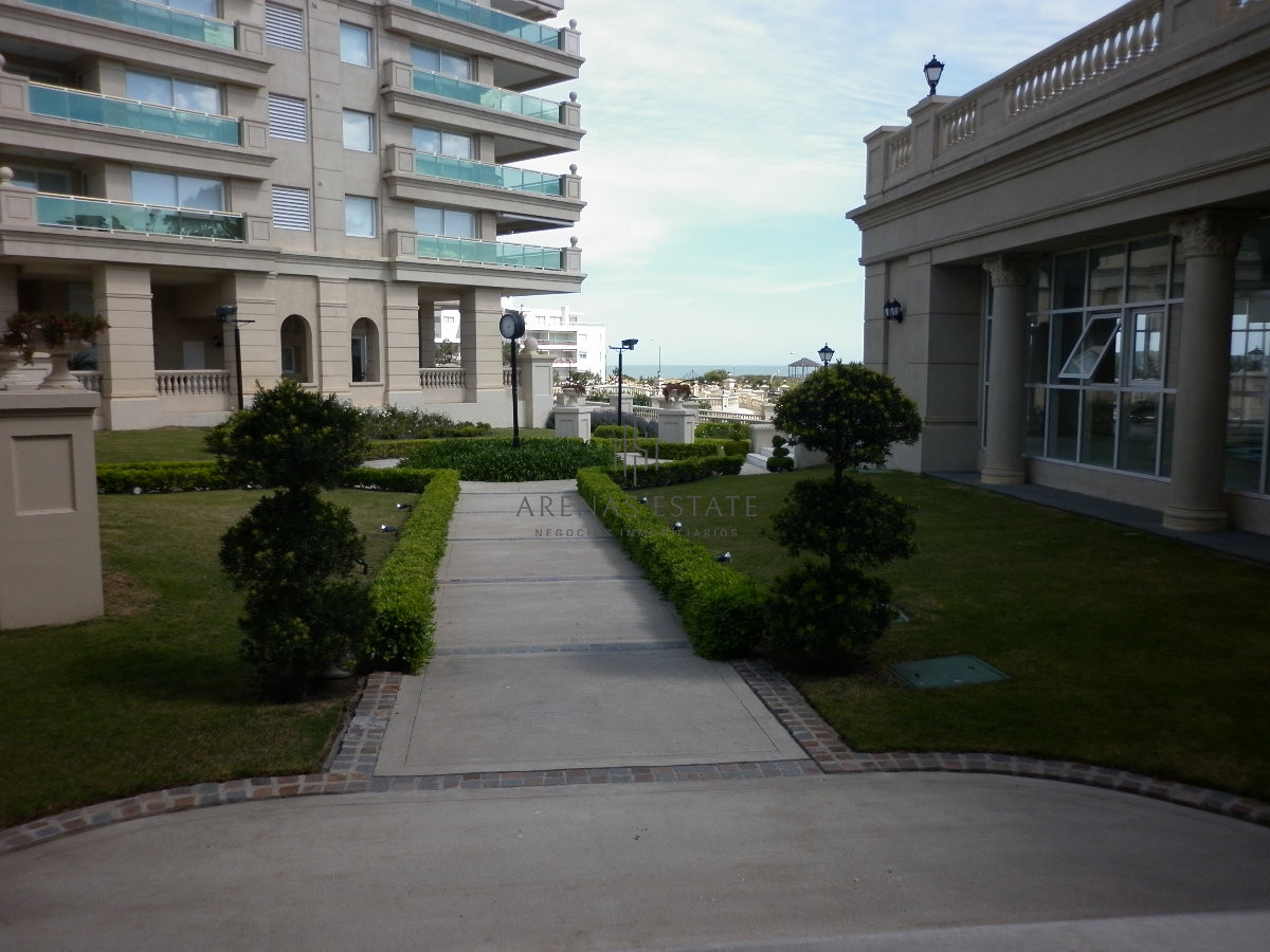 Apartamento ID.3912 - Apartamento en alquiler y venta de 3 dormitorios y dependencia de servicio en Punta del Este