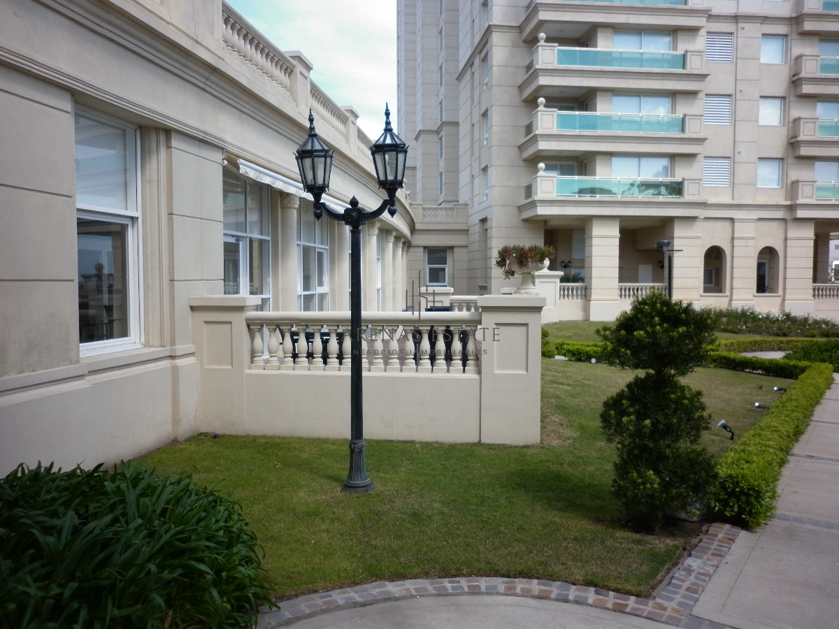 Apartamento ID.3912 - Apartamento en alquiler y venta de 3 dormitorios y dependencia de servicio en Punta del Este