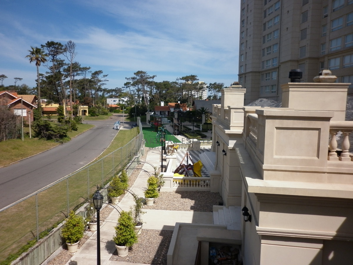 Apartamento ID.3912 - Apartamento en alquiler y venta de 3 dormitorios y dependencia de servicio en Punta del Este