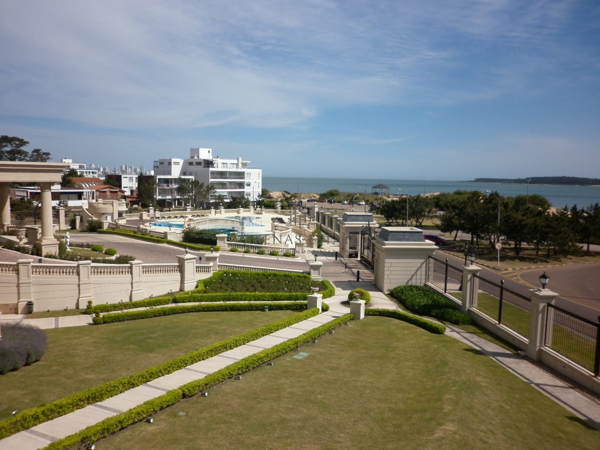 Apartamento ID.3912 - Apartamento en alquiler y venta de 3 dormitorios y dependencia de servicio en Punta del Este