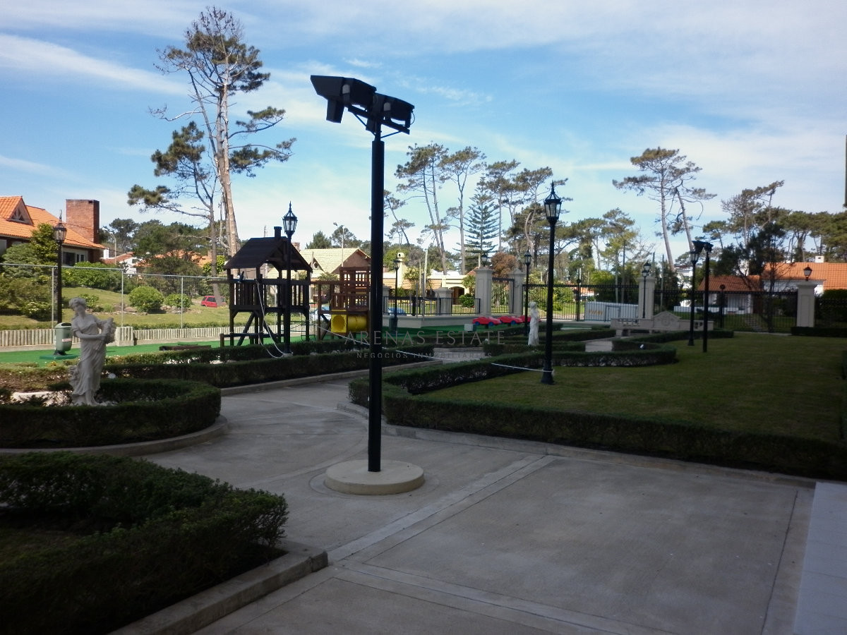 Apartamento ID.3912 - Apartamento en alquiler y venta de 3 dormitorios y dependencia de servicio en Punta del Este