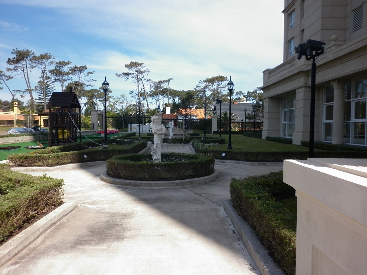 Apartamento ID.3912 - Apartamento en alquiler y venta de 3 dormitorios y dependencia de servicio en Punta del Este