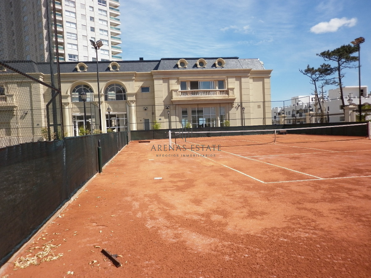 Apartamento ID.3912 - Apartamento en alquiler y venta de 3 dormitorios y dependencia de servicio en Punta del Este