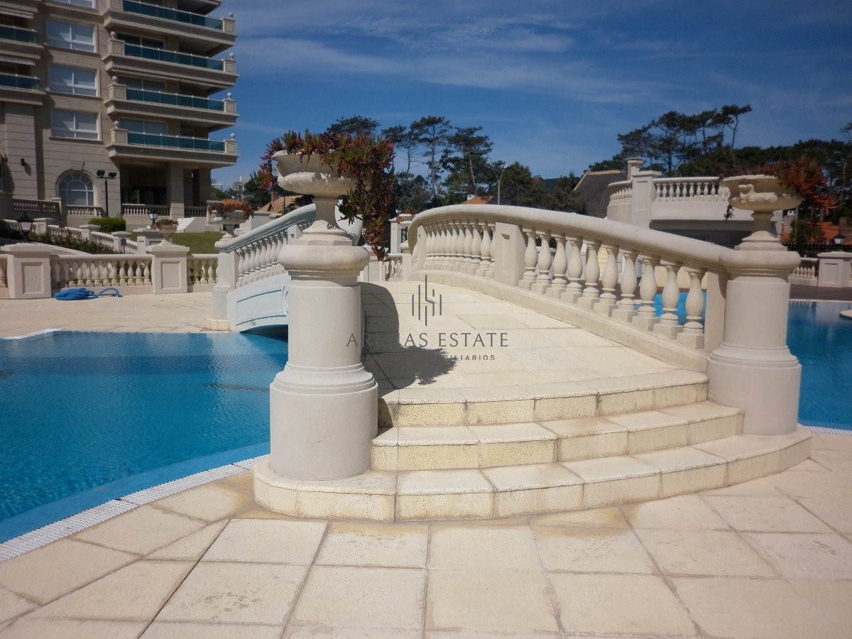 Apartamento ID.3912 - Apartamento en alquiler y venta de 3 dormitorios y dependencia de servicio en Punta del Este