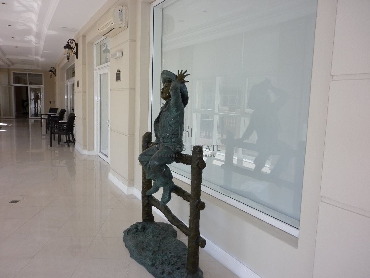 Apartamento ID.3912 - Apartamento en alquiler y venta de 3 dormitorios y dependencia de servicio en Punta del Este
