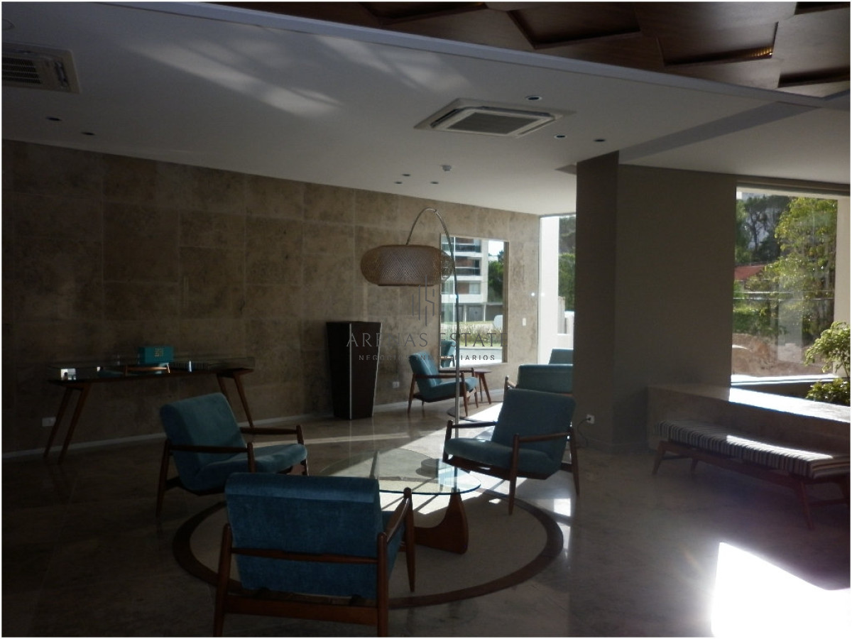 Apartamento ID.4249 - Alquiler y Venta de apartamento de dos dormitorios en Punta del Este