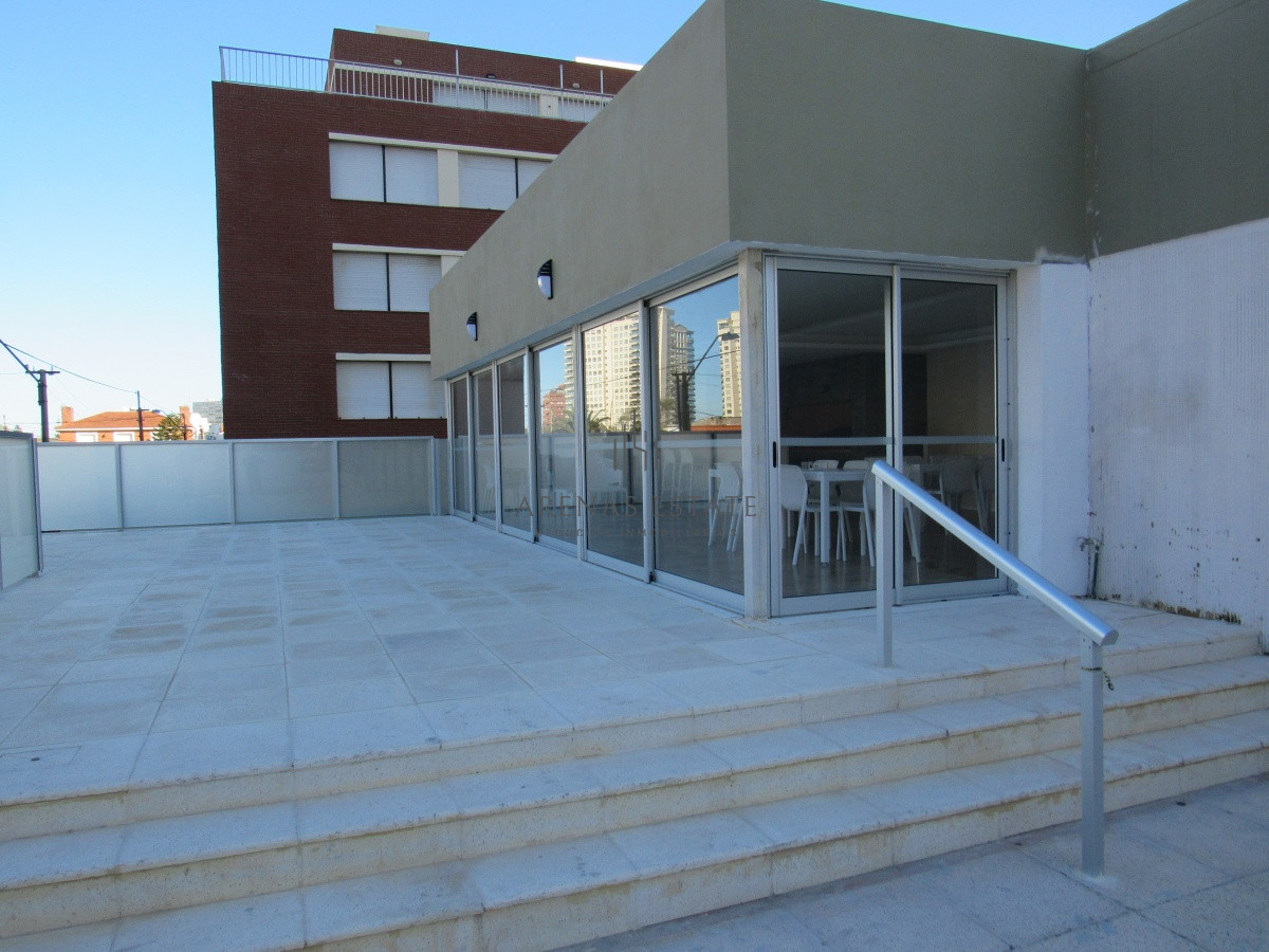 Apartamento ID.2457 - Hermoso apartamento, reciclado, primera linea playa mansa, 3 dormitorios, 1 suite.