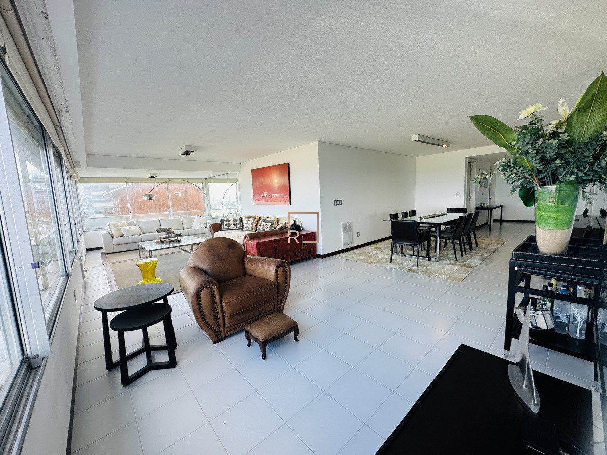 Apartamento ID.103 - Apartamento de 3 dormitorios y dependencia de servicio en Punta del Este